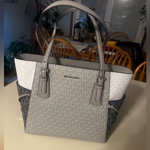 NWOT Michael Kors MICHAELMichael Kors Logo Voyager East West Tote - Picture 2 of 9